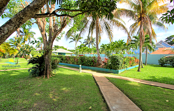 the gardens in the common area of condo rios