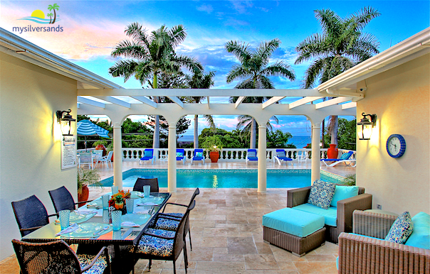 outdoor dining poolside