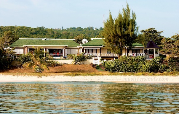 red fox villa with private pool is situated on the sea at silver sands jamaica