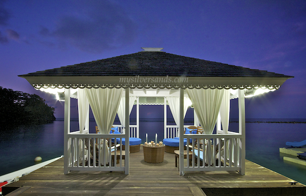 gazebo at san bar, san san, portland, at night