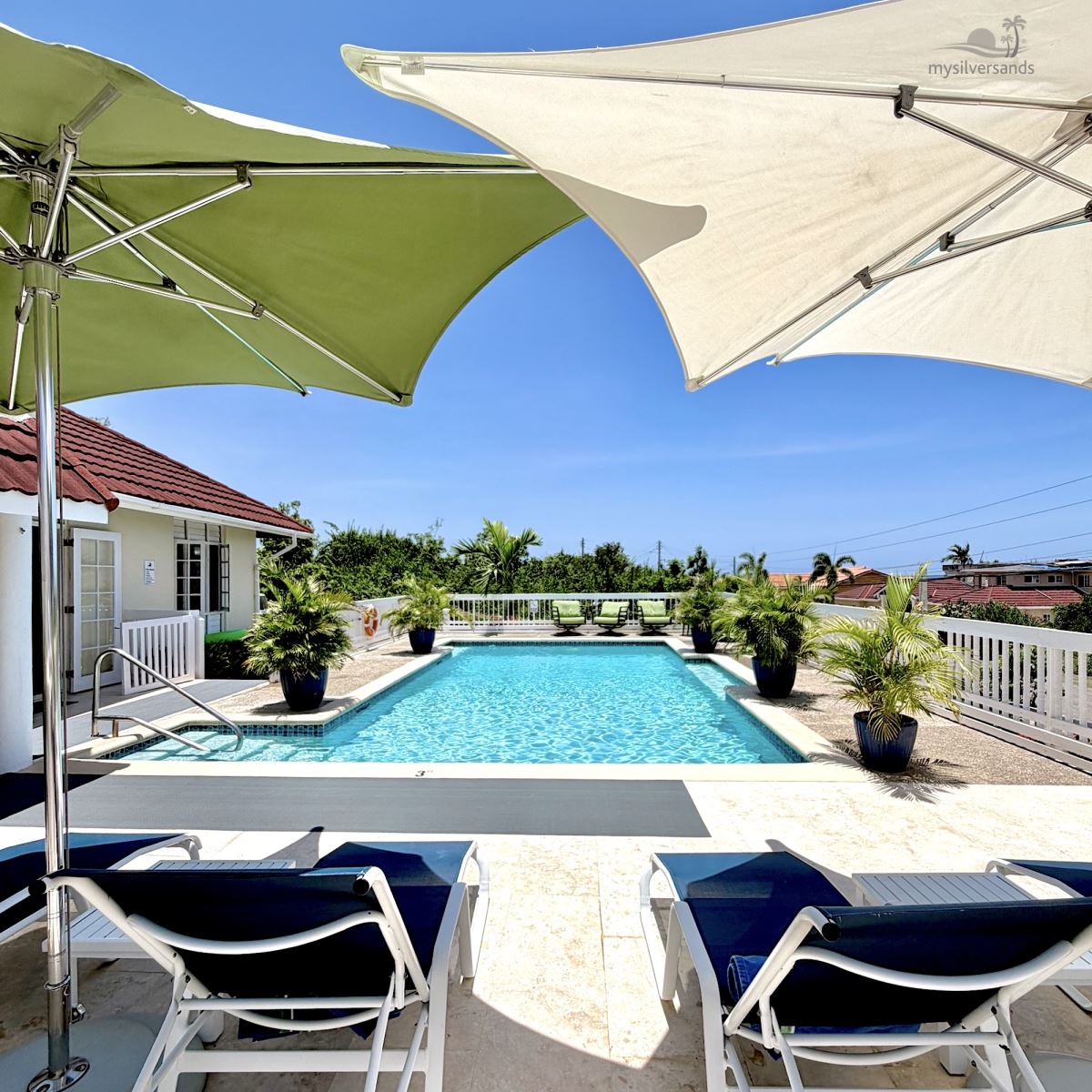 2 pool loungers