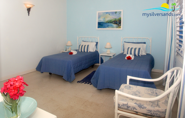 bedroom 2 with twin beds