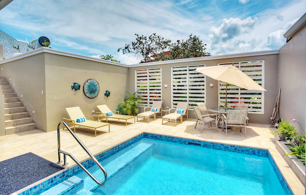 steps from courtyard to sundeck