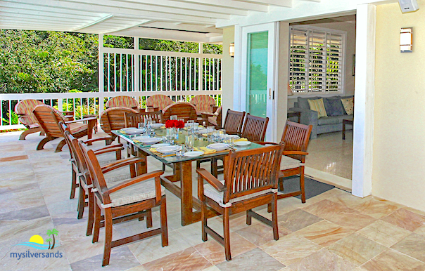 outdoor dining poolside