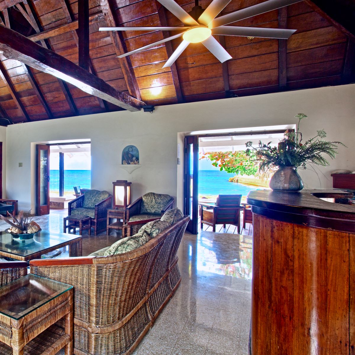 living room with bar and view to the sea