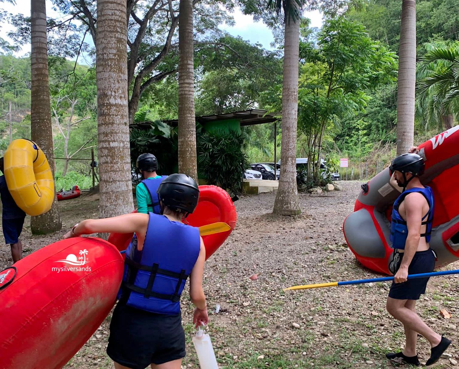 choosing tubes or kayaks