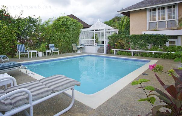 pool and hot tub at primrose path villa